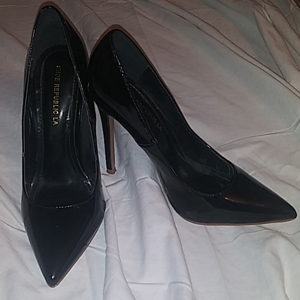 Black pumps